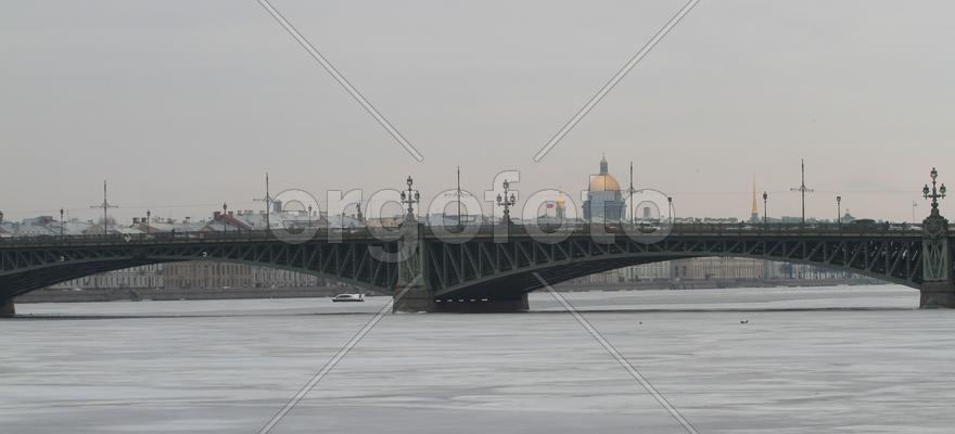 Мост над замершей рекой 