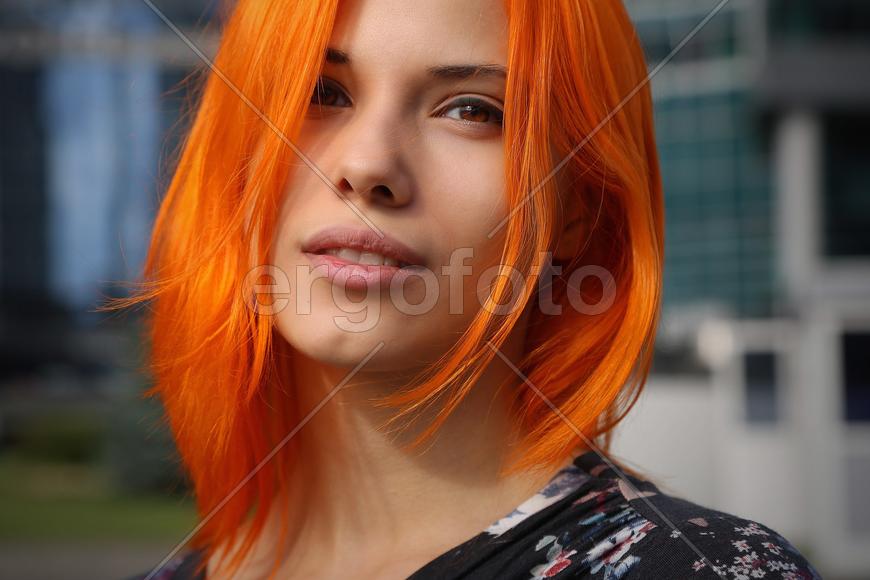 Портрет красивой девушки с рыжими волосами