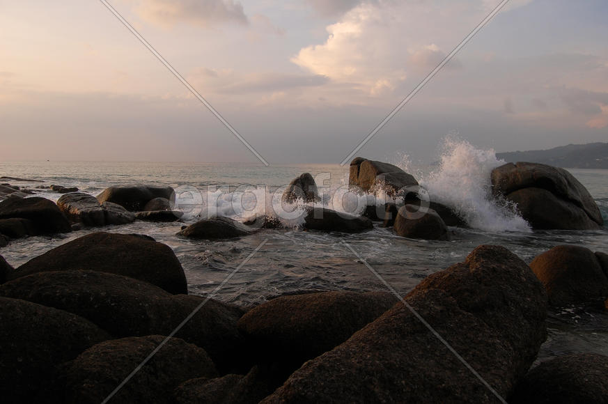 Таиланд. Волны бьются о камни