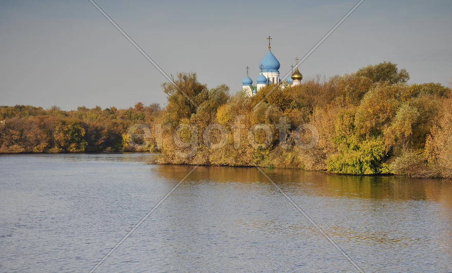 Вид на купола Николо-Перервинского монастыря с реки, Москва, Россия