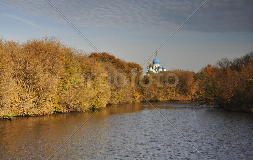 Вид на купола Николо-Перервинского монастыря с реки, Усадьба Коломенское, Москва, Россия