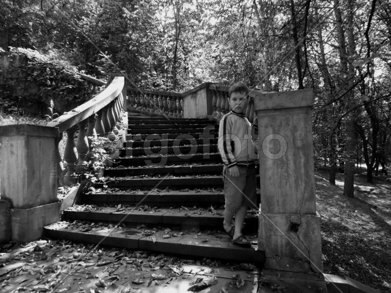 Мальчик на старой каменной лестнице
