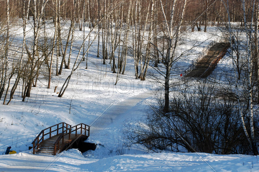 Мостик через речку и лестница в гору в московском парке