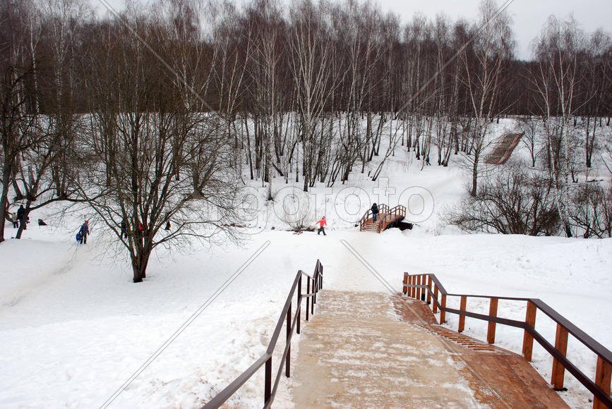 Лестница и мостик через речку в Московском парке Тропарево