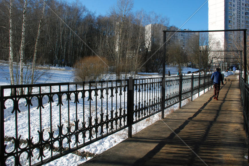 Пешеходный мост через речку в московском парке