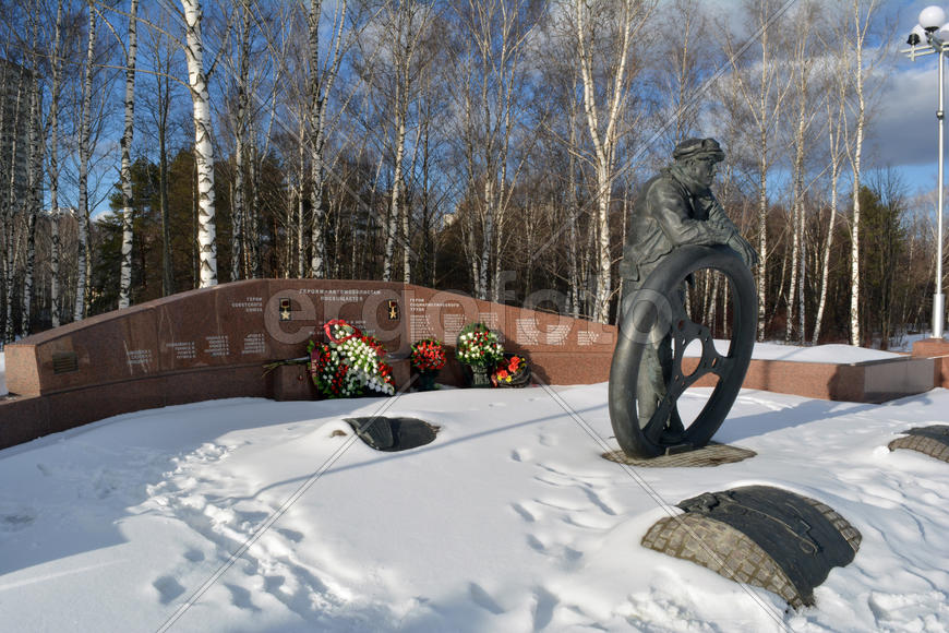 Памятник героям-автомобилистам на Ленинском проспекте  возле станции метро Тропарево 