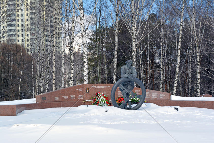 Памятник героям-автомобилистам на Ленинском проспекте возле станции метро Тропарево 