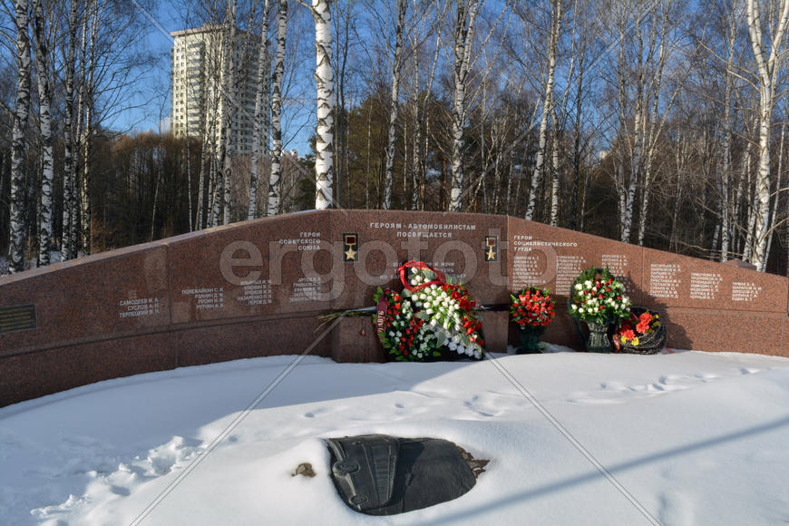 Памятник героям-автомобилистам на Ленинском проспекте  возле станции метро Тропарево 