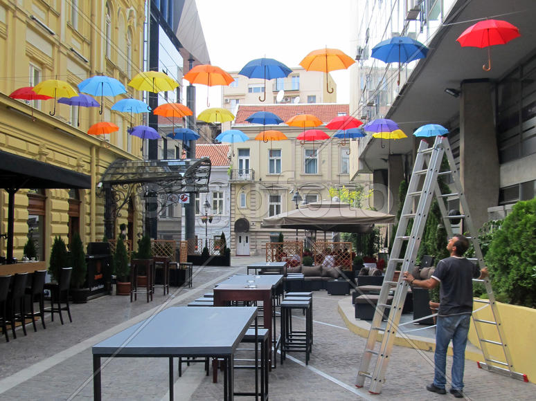 Зонтики в белградском кафе