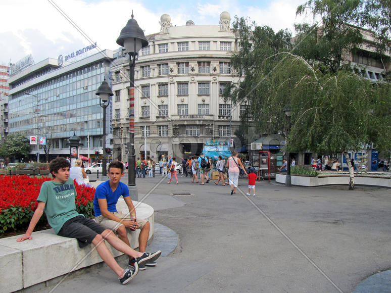 Подростки на Площади Республики