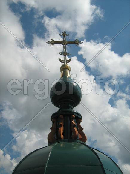 Крест на куполе храма