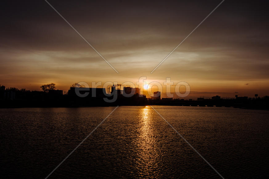 Пейзаж заката над городом с набережной реки Миасс