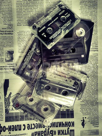Магнитофонные кассеты на газете