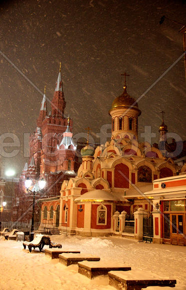 Казанский собор ночью в снег