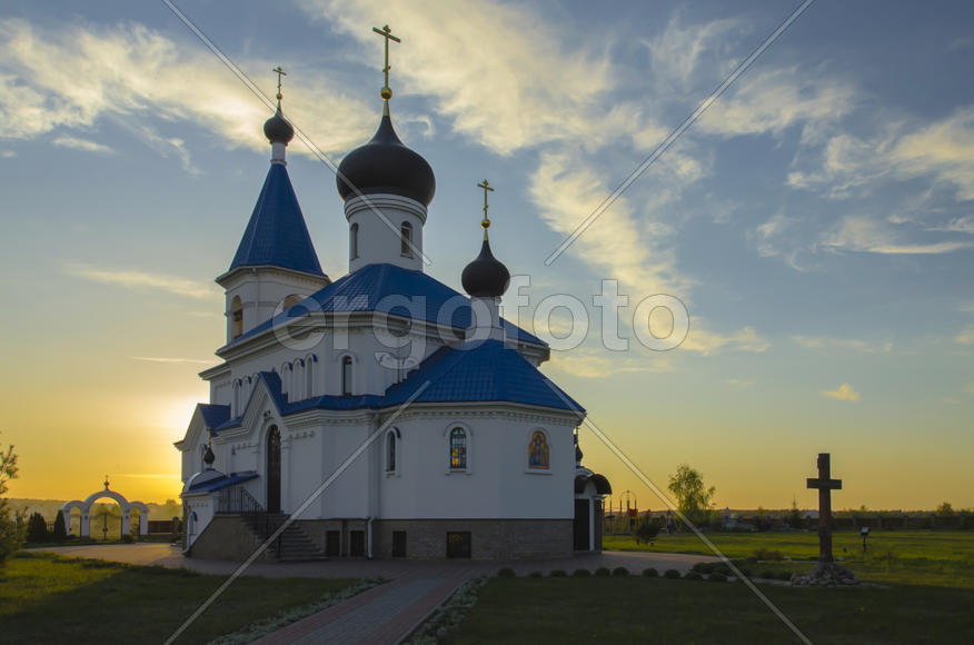Беларусь, Минск: православная Никольская церковь на фоне заката
