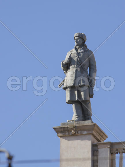 Беларусь, Минск: Ворота Минска (фрагмент), статуя девушки солдата