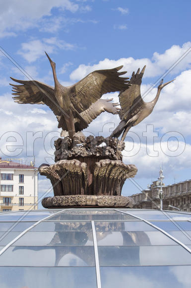 Центр Минска: скульптура на площади Независимости