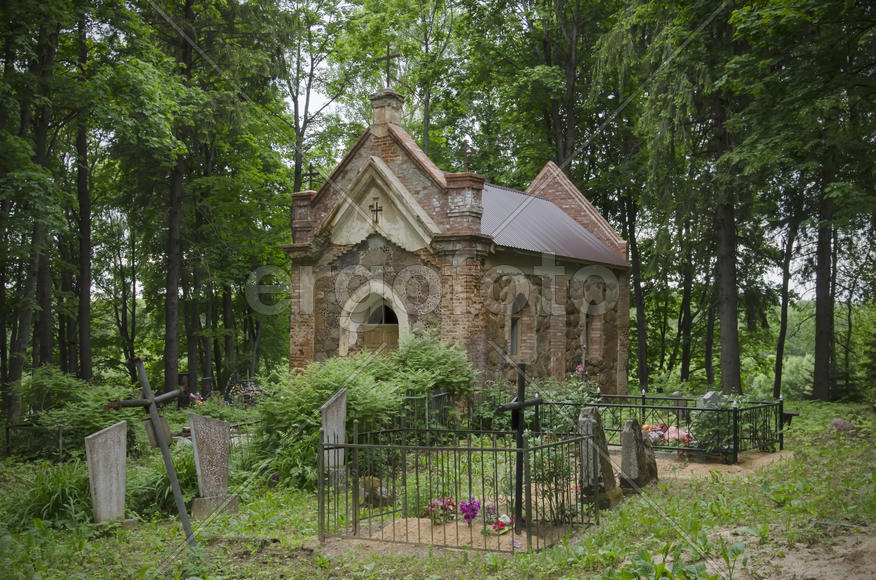Беларусь: старинная католическая каплица на деревенском кладбище.