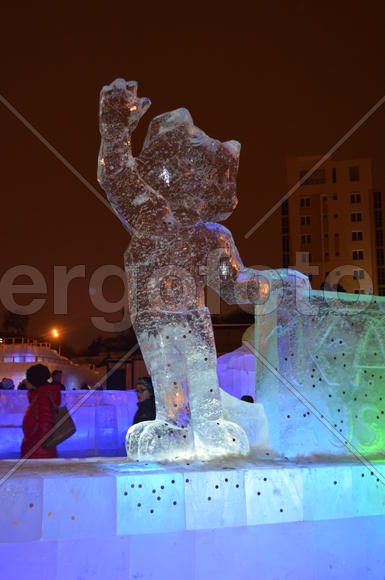 Ледяная статуя кота