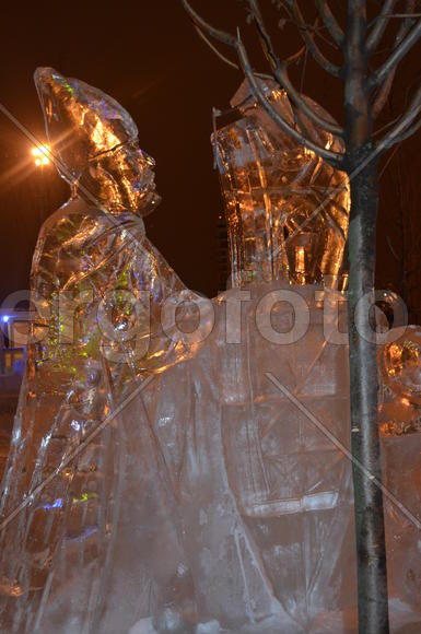 Скульптура старца с посохом из льда