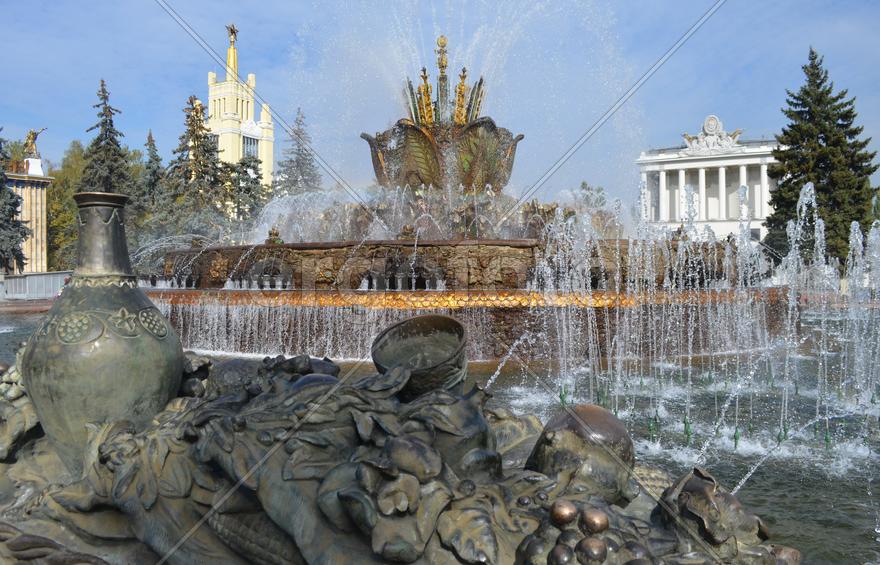 Москва. ВДНХ: фонтан "Каменный цветок"