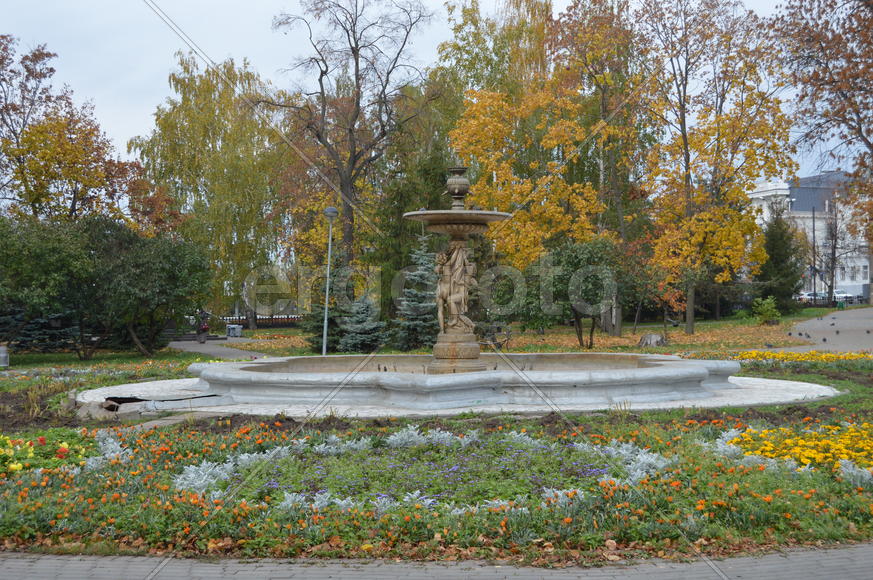 Казань. Золотая осень: Старинный фонтан 