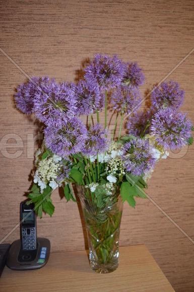 Букет цветов в вазе у телефона