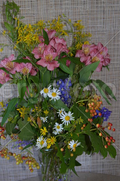 Букет разноцветных цветов в вазе 