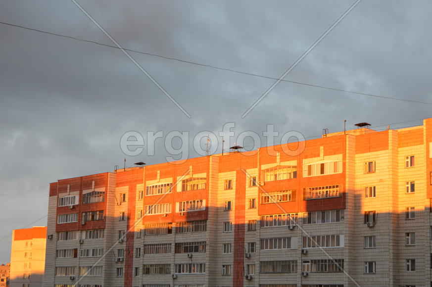 Жилое здание освещенное солнечными лучами 