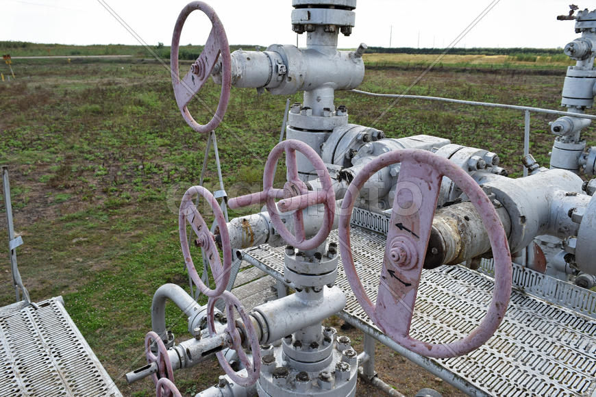 Equipment of an oil well. Shutoff valves and service equipment