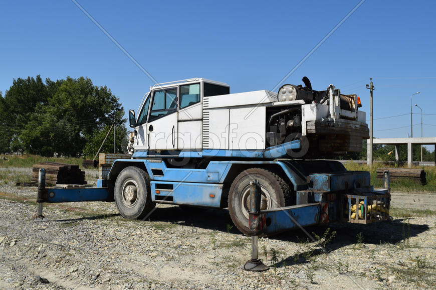 The disassembled loader crane. Old machinery repair