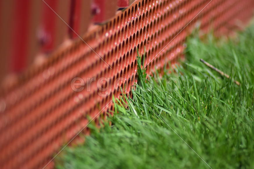 Cutting from the grid at the bottom of the fence. Elements of the design of fences