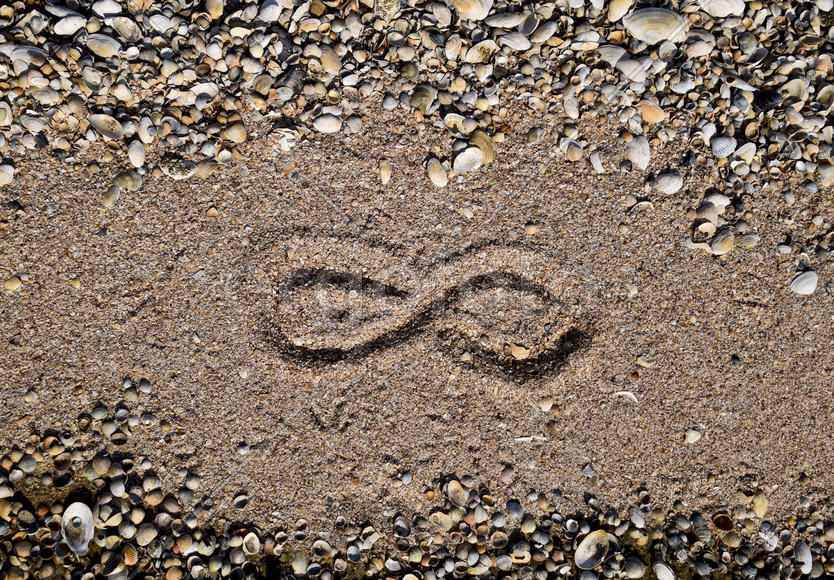 Знак бесконечности на песке 