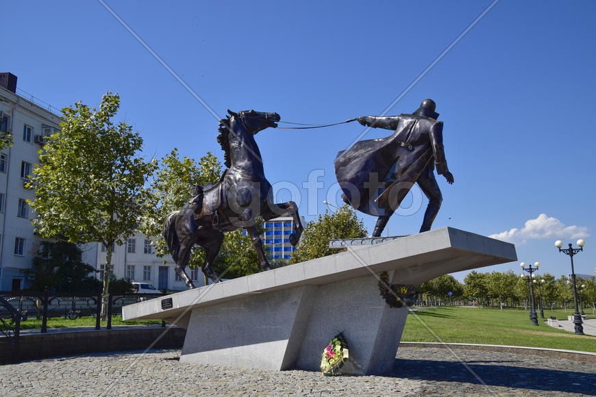 Памятник на набережной Новороссийска. 