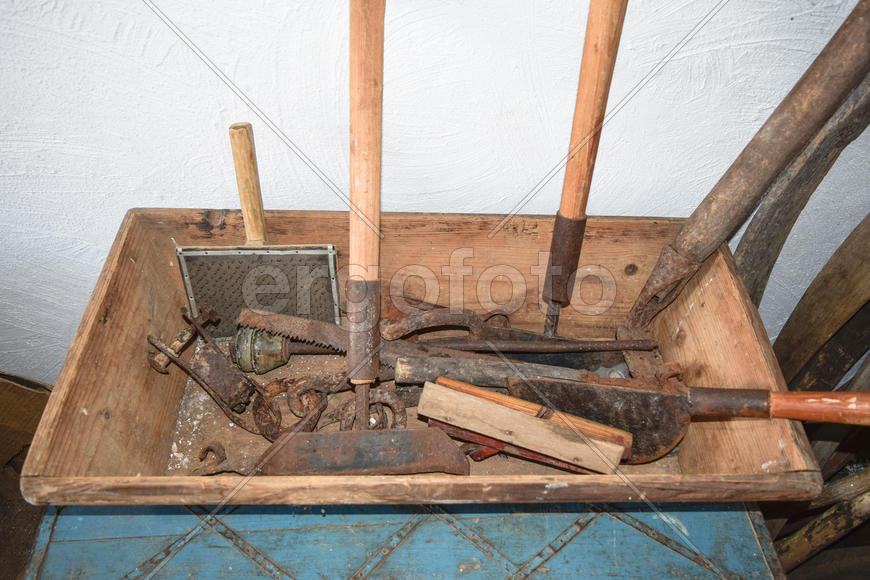Старинные инструменты для обработки огорода 