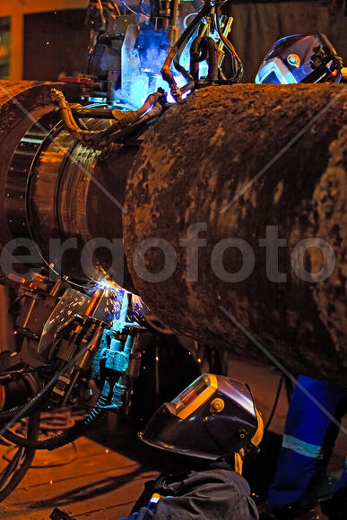 Butt welding underwater pipeline using automatic equipment. Mobile system for welding pipelines