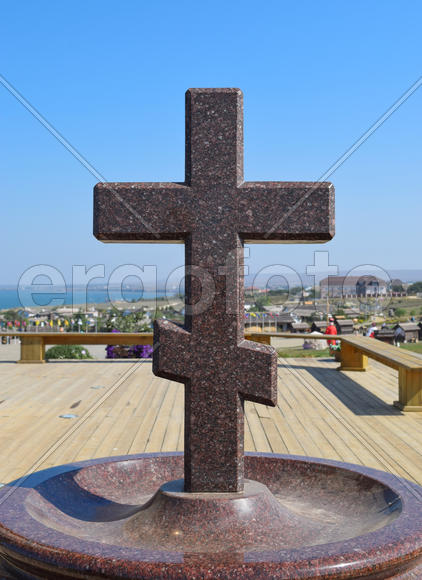 Православный крест из гранита возле часовни.