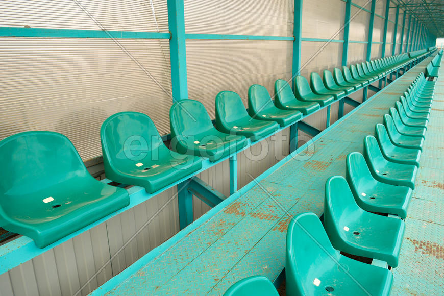 Ряда сидений на пустом стадионе. 