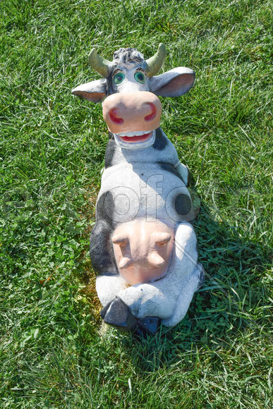 Керамическая статуэтка коровы лежащей вверх животом 
