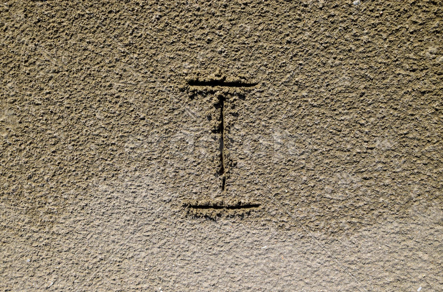 Римская цифра один нарисованная на песке