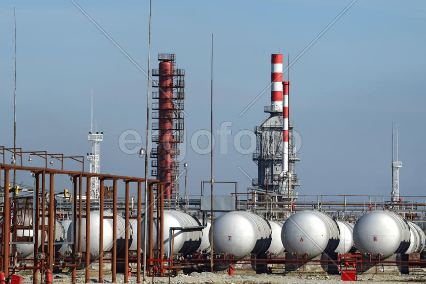 Overpass loading of oil products and fuel storage vessels. The equipment at the refinery
