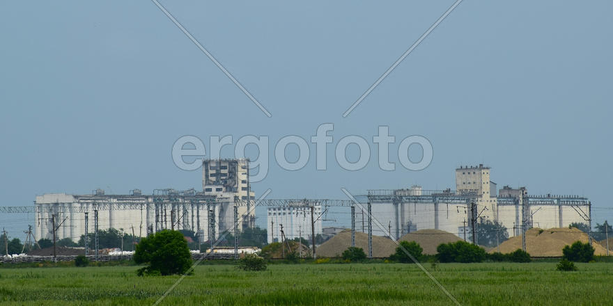 Elevator. Buildings for storage and an osushka of grain