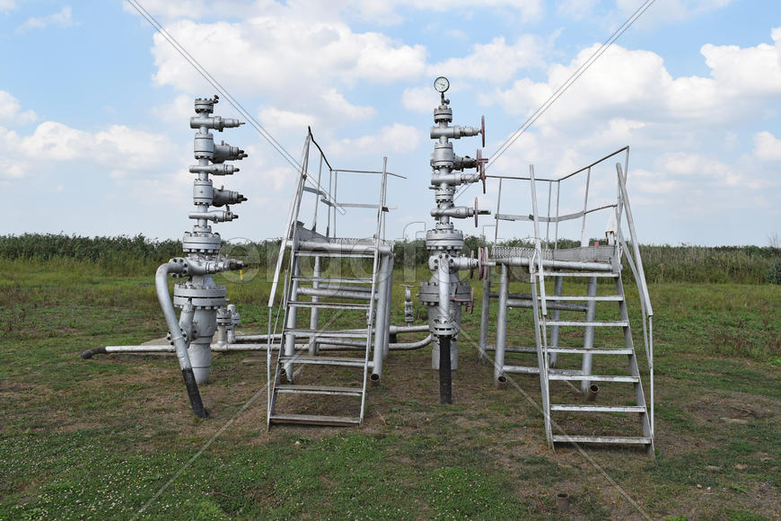 Equipment of an oil well. Shutoff valves and service equipment