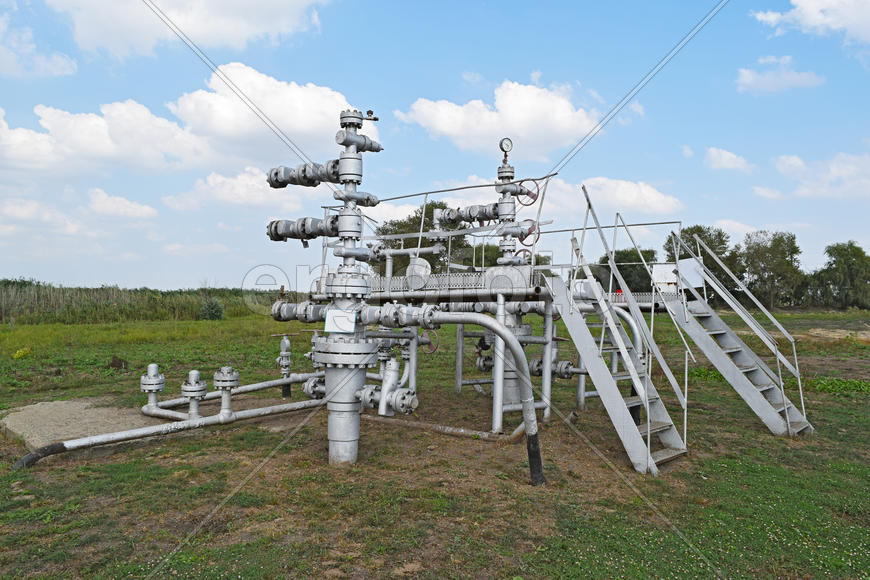 Equipment of an oil well. Shutoff valves and service equipment