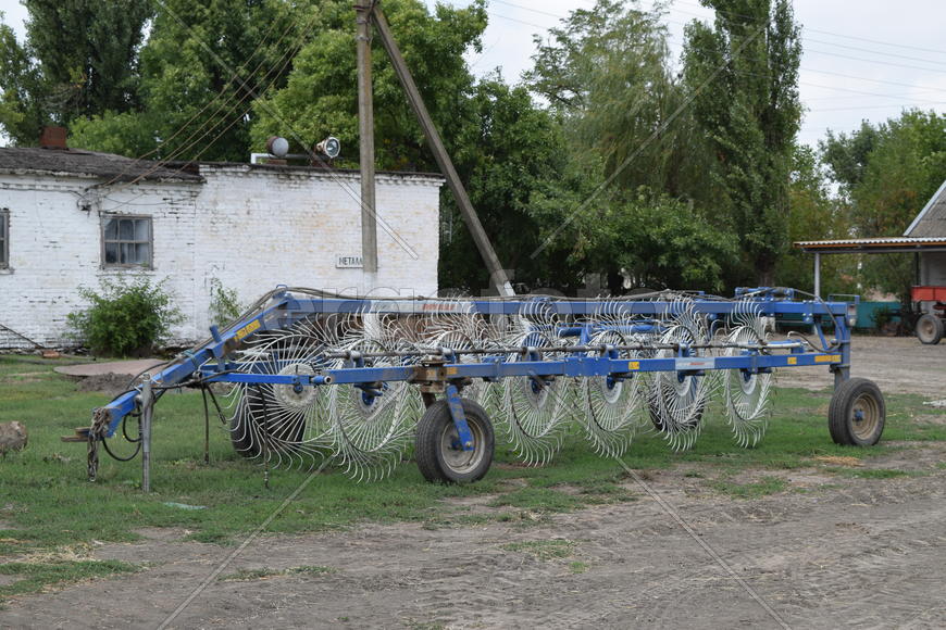 Trailer Hitch for tractors and combines. Trailers for agricultural machinery.