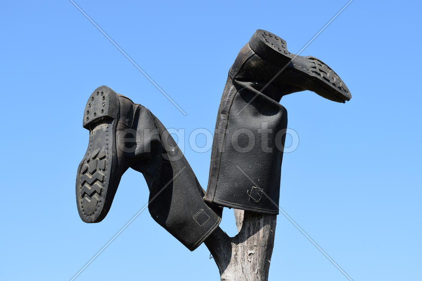 Кирзовые сапоги на деревянной палке 
