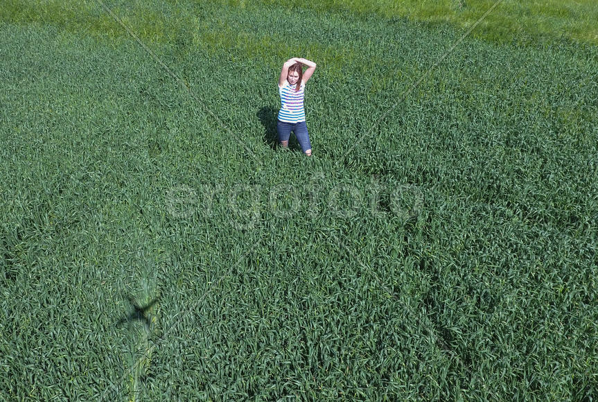 Девушка посреди щеренного поля 