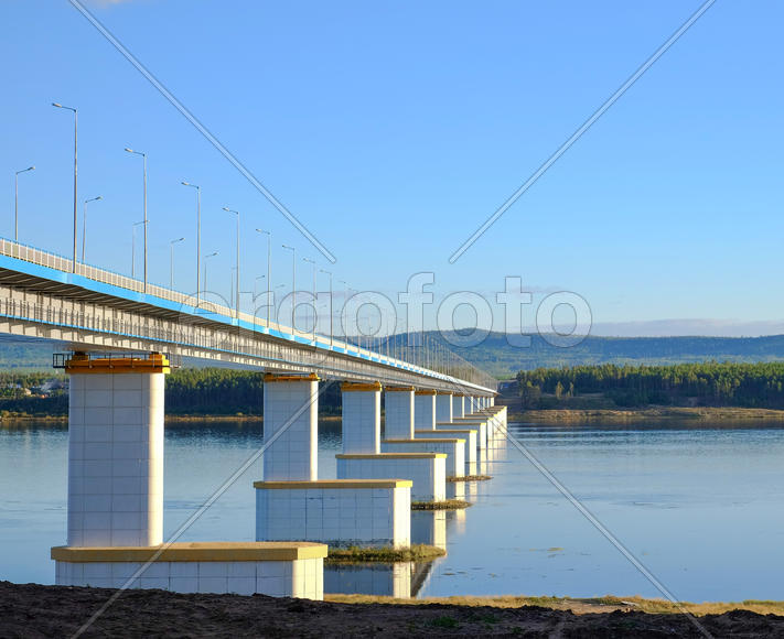 Мост через реку Ангара. Красивый белый желтый мост над Северной рекой.