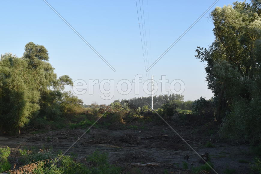 Carrying out power lines across the river. The construction of the power line