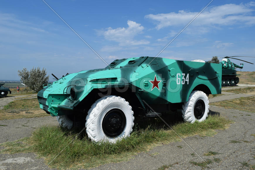Боевая машина пехоты. Военный автомобиль для солдат на поле боя.